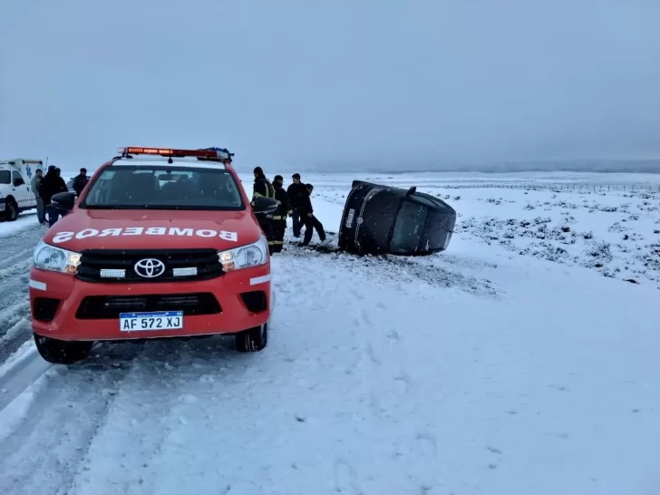 Accidente en Ruta 40 con nieve: una familia volcó cerca de El Calafate y un colectivo llevó a dos personas al hospital