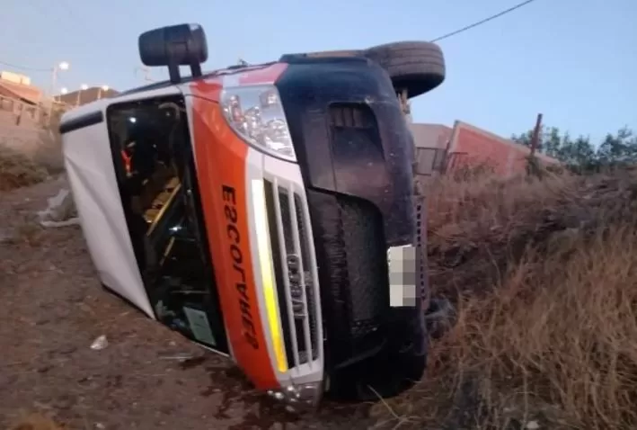 Volcó un transporte escolar que llevaba cuatro nenes a bordo