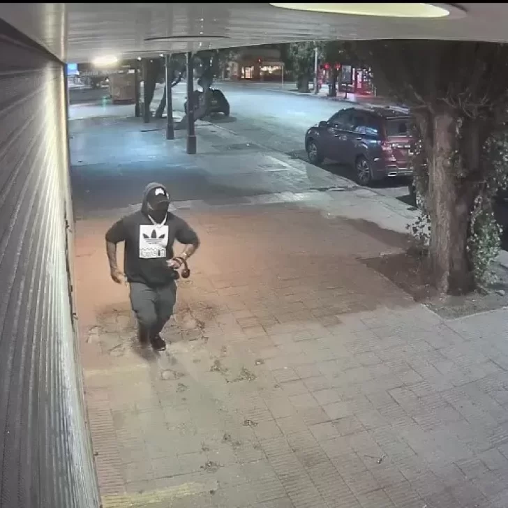 Video. Río Gallegos: rompió la vidriera de un local céntrico y se robó unos auriculares Video. Río Gallegos: rompió la vidriera de un local céntrico y se robó unos auriculares