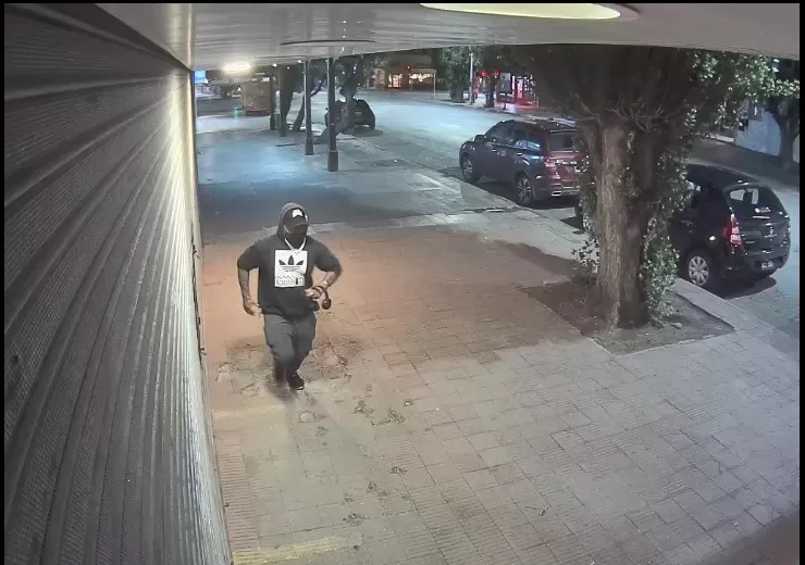 Video. Río Gallegos: rompió la vidriera de un local céntrico y se robó unos auriculares Video. Río Gallegos: rompió la vidriera de un local céntrico y se robó unos auriculares