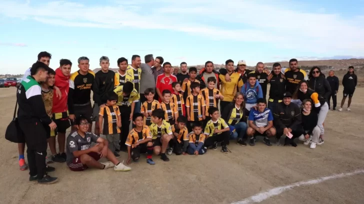 Histórico: Marcelo Rosales y Estudiantes de Caleta Olivia inauguraron sus canchas en el barrio Rotary XXIII