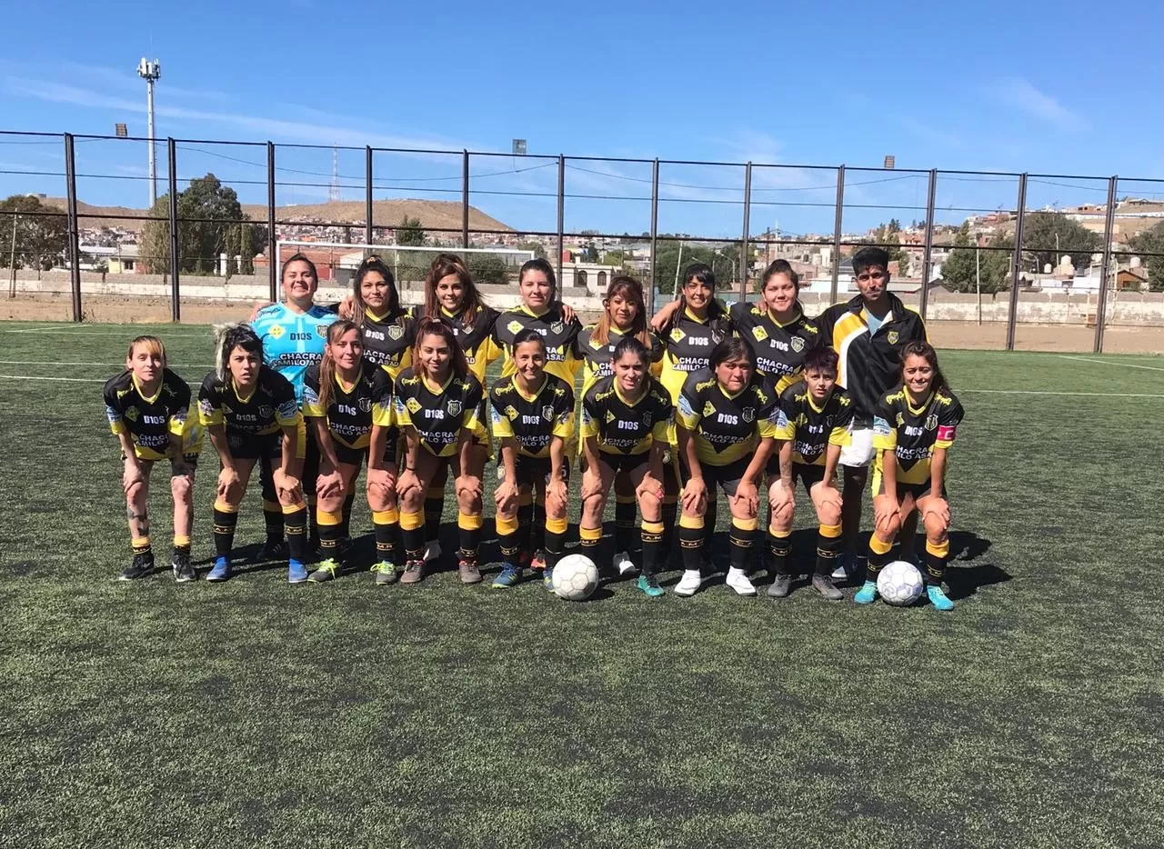 Las “pibas” de Marcelo Rosales se consagraron campeonas invictas en Caleta Olivia Las “pibas” de Marcelo Rosales se consagraron campeonas invictas en Caleta Olivia