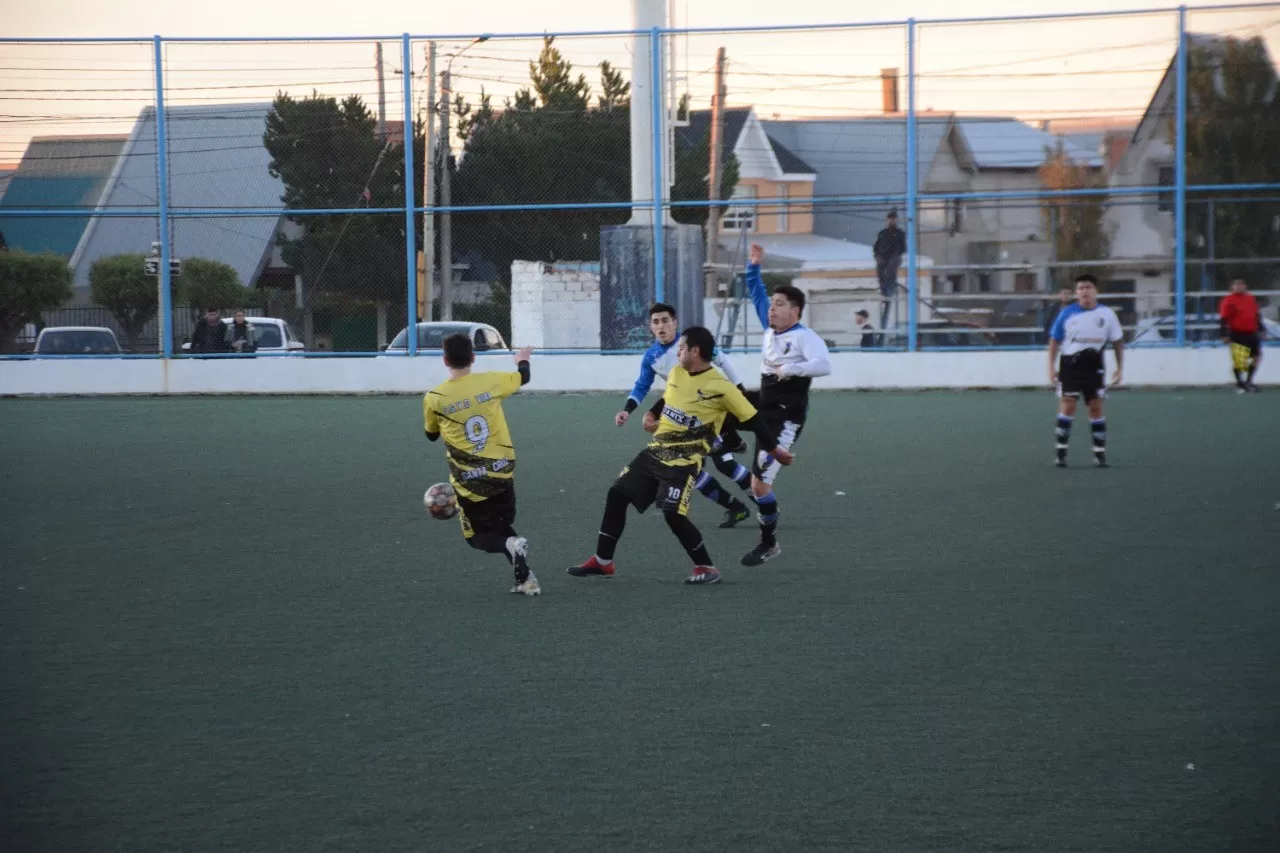 Sábado de sorpresas en la 16° fecha de la Primera “A” del Fútbol de los Barrios Sábado de sorpresas en la 16° fecha de la Primera “A” del Fútbol de los Barrios