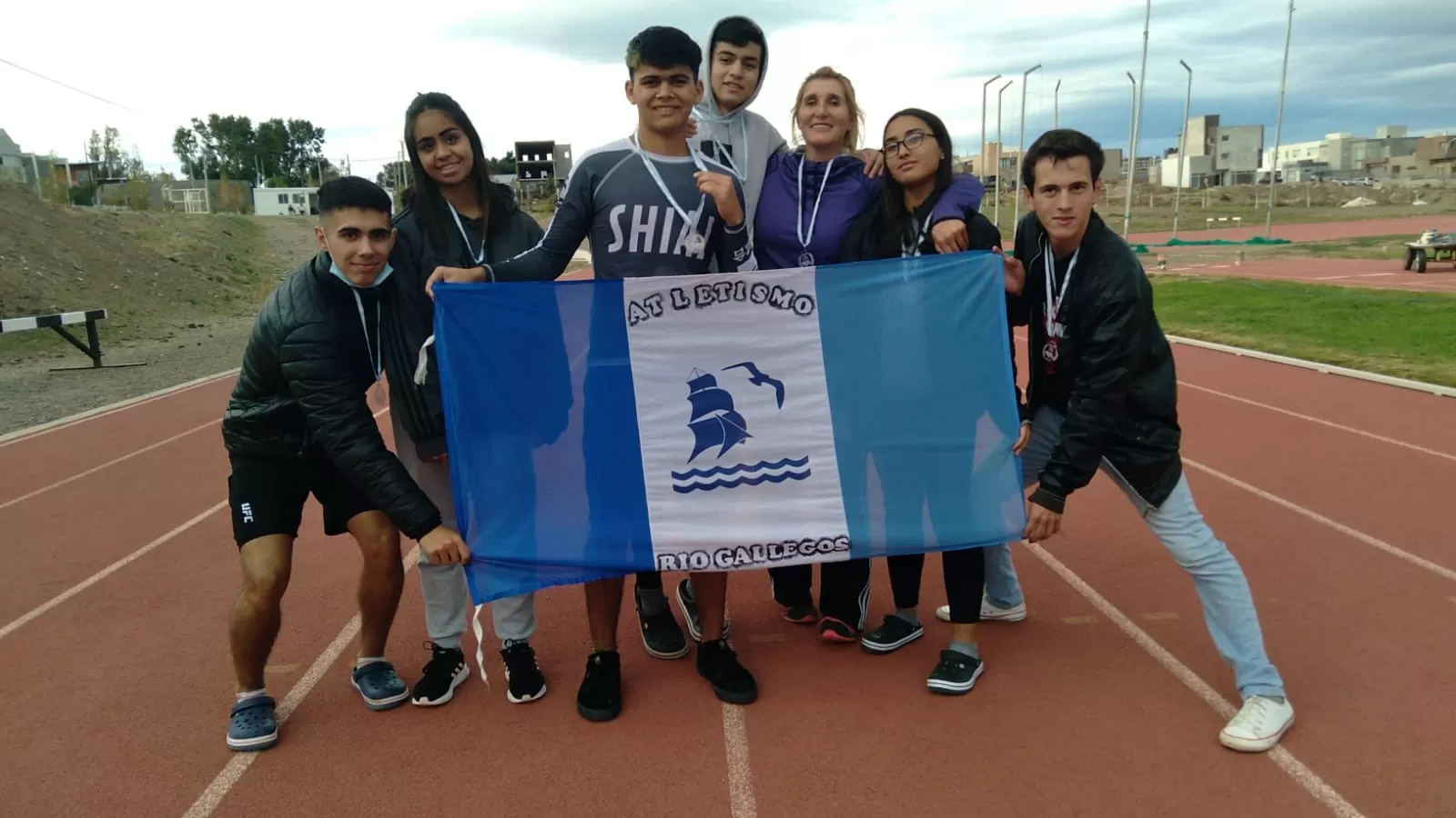 ¡Enormes! La Escuela Municipal de Atletismo de Río Gallegos trajo 15 medallas de Comodoro Rivadavia