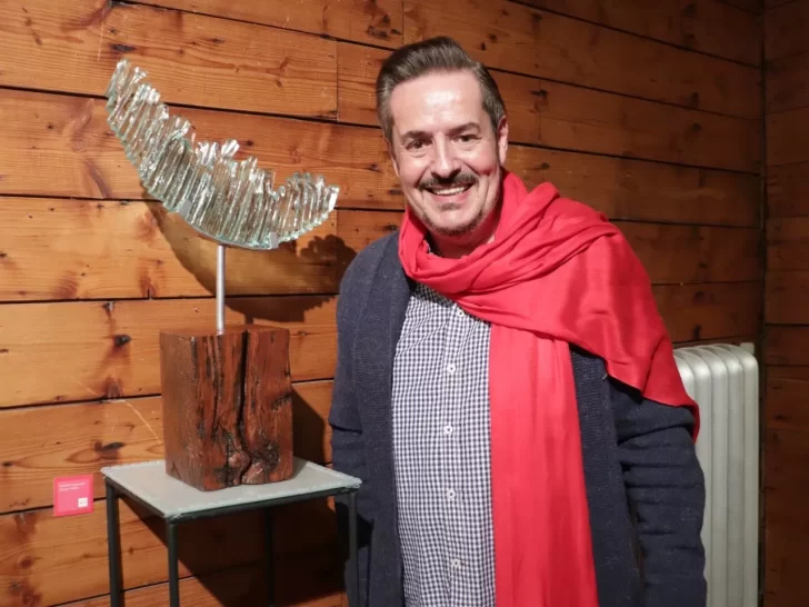 A sala llena se inauguró “Invitro V”, la muestra del artista Andrés Caamaño  