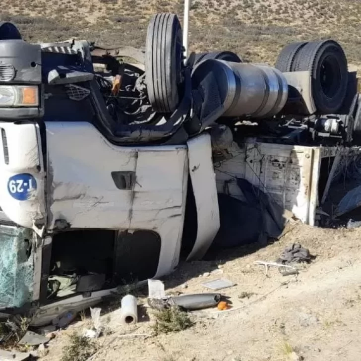 Camionero de Tierra del Fuego volcó en Santa Cruz y llegó el centro médico por sus propios medios