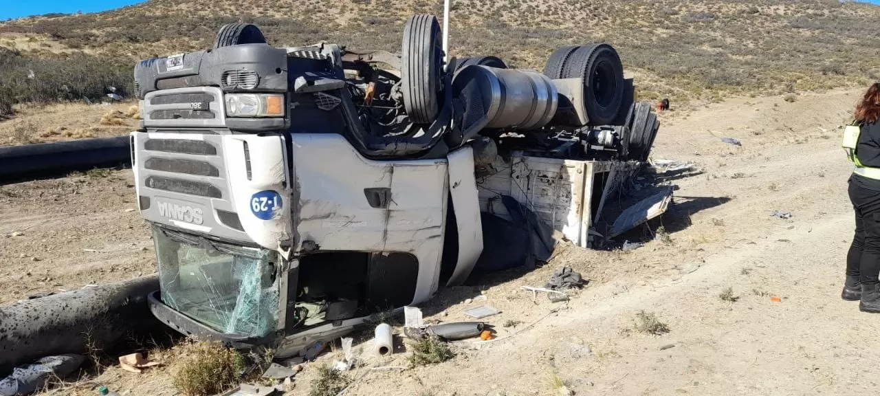 Camionero de Tierra del Fuego volcó en Santa Cruz y llegó el centro médico por sus propios medios