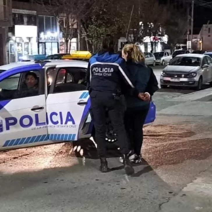 Intentaron comprar con dólares falsos en el supermercado y quedaron detenidos