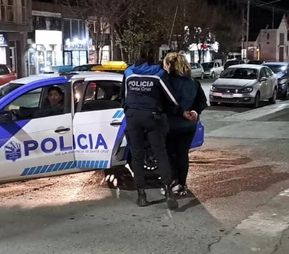Intentaron comprar con dólares falsos en el supermercado y quedaron detenidos