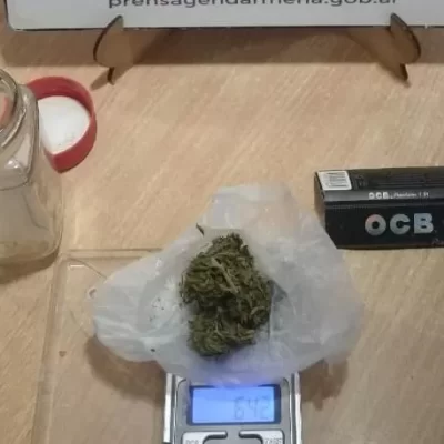 Hicieron una mala maniobra con la camioneta y les hallaron un frasco con marihuana Hicieron una mala maniobra con la camioneta y les hallaron un frasco con marihuana
