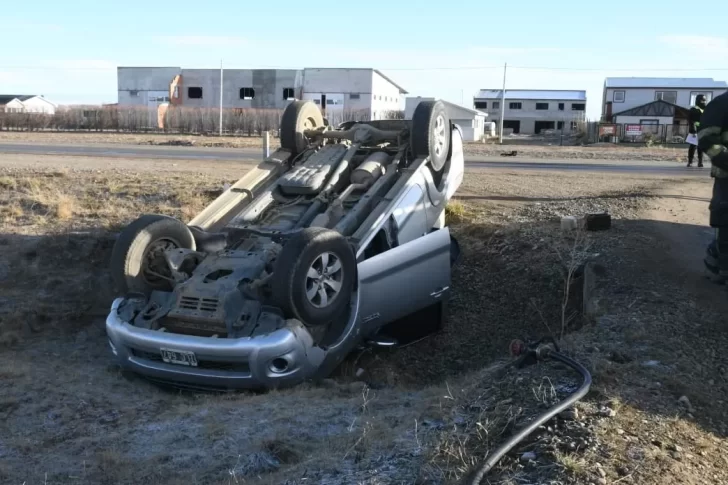 Accidente automovilístico en Río Gallegos: dos personas resultaron lesionadas tras un vuelco