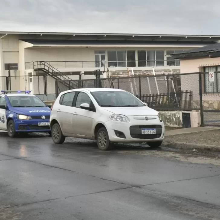 Insólito: un vecino de avanzada edad amenazó a unos jóvenes con un arma en el barrio APAP y lo allanaron