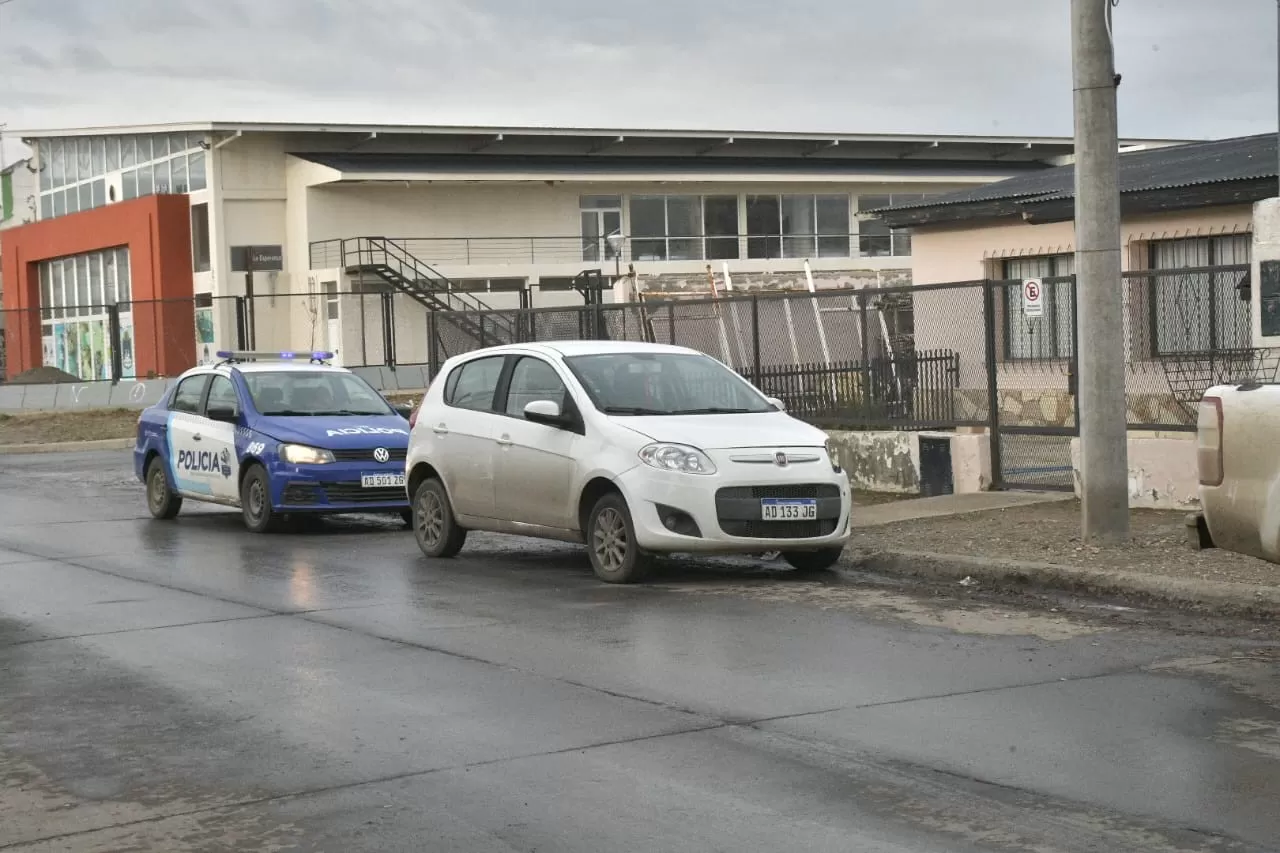 Insólito: un vecino de avanzada edad amenazó a unos jóvenes con un arma en el barrio APAP y lo allanaron