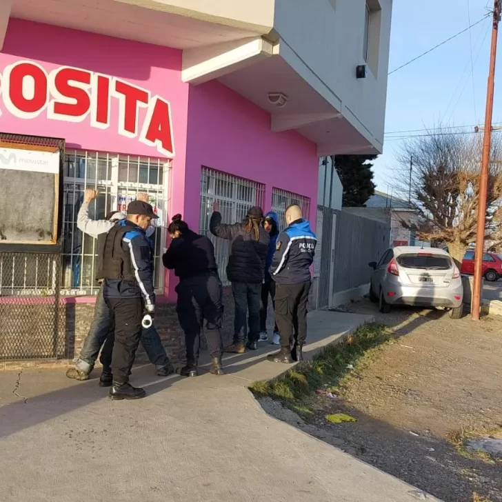 Robaron un comercio a punta de navaja en Río Gallegos y los detuvieron en la calle