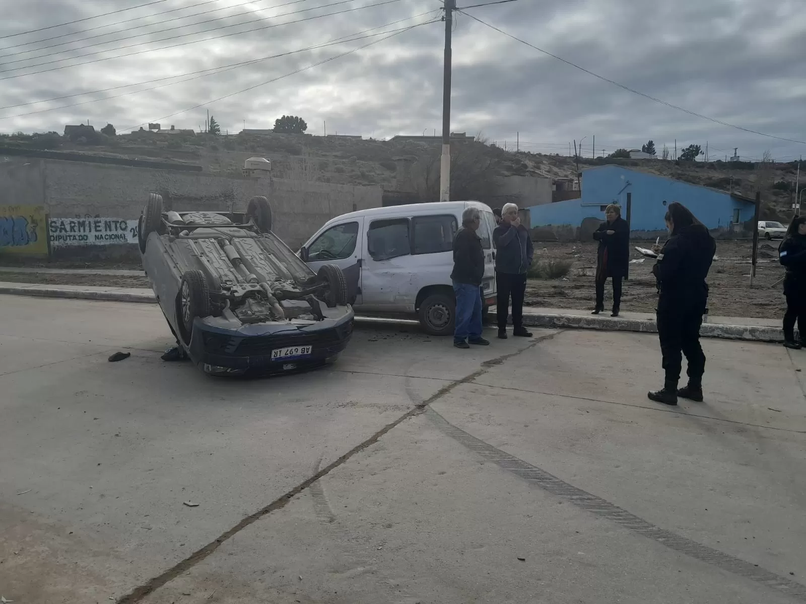 No respetó el paso y provocó cinematográfico choque y vuelco: tres personas al hospital