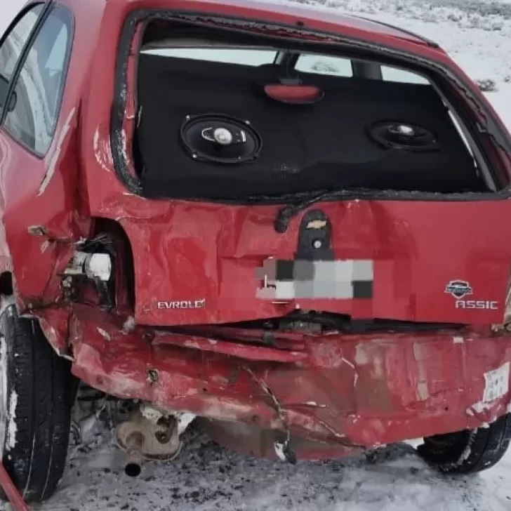 Debido a la escarcha, un camión no alcanzó a frenar y embistió a un auto en la Ruta Nacional N°3