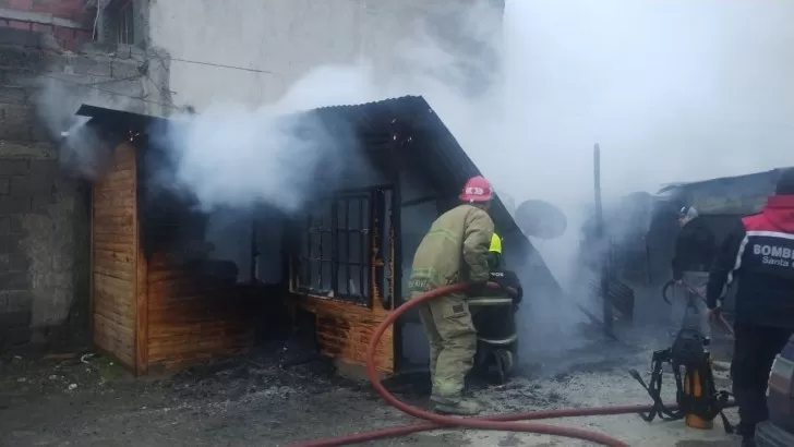 Bomberos sofocaron un incendió en una vivienda de Río Gallegos