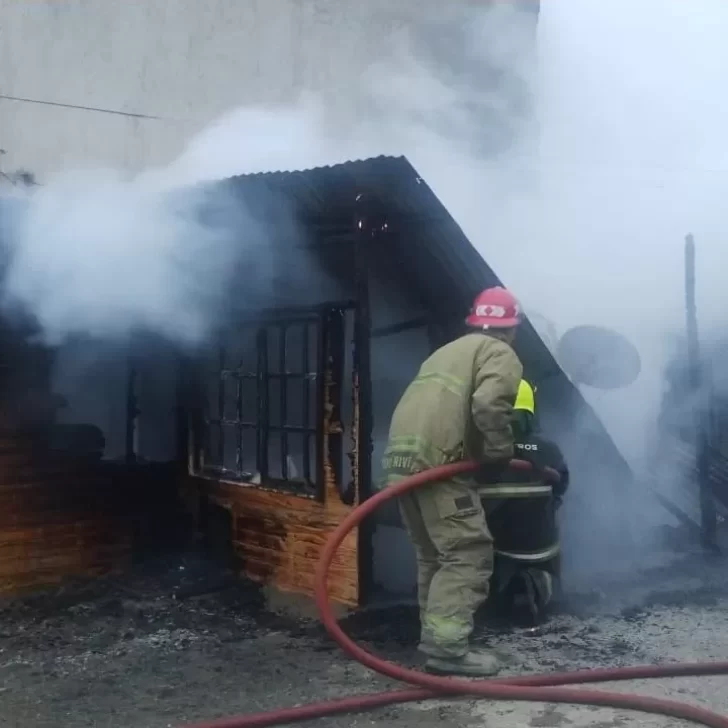 Bomberos sofocaron un incendió en una vivienda de Río Gallegos