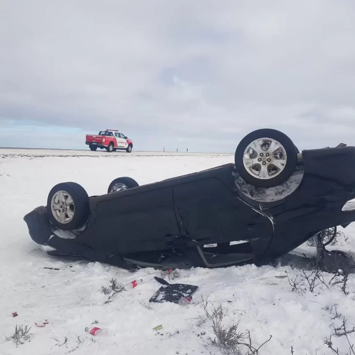 Perdieron el control del auto por la escarcha y volcaron a la altura de Monte León