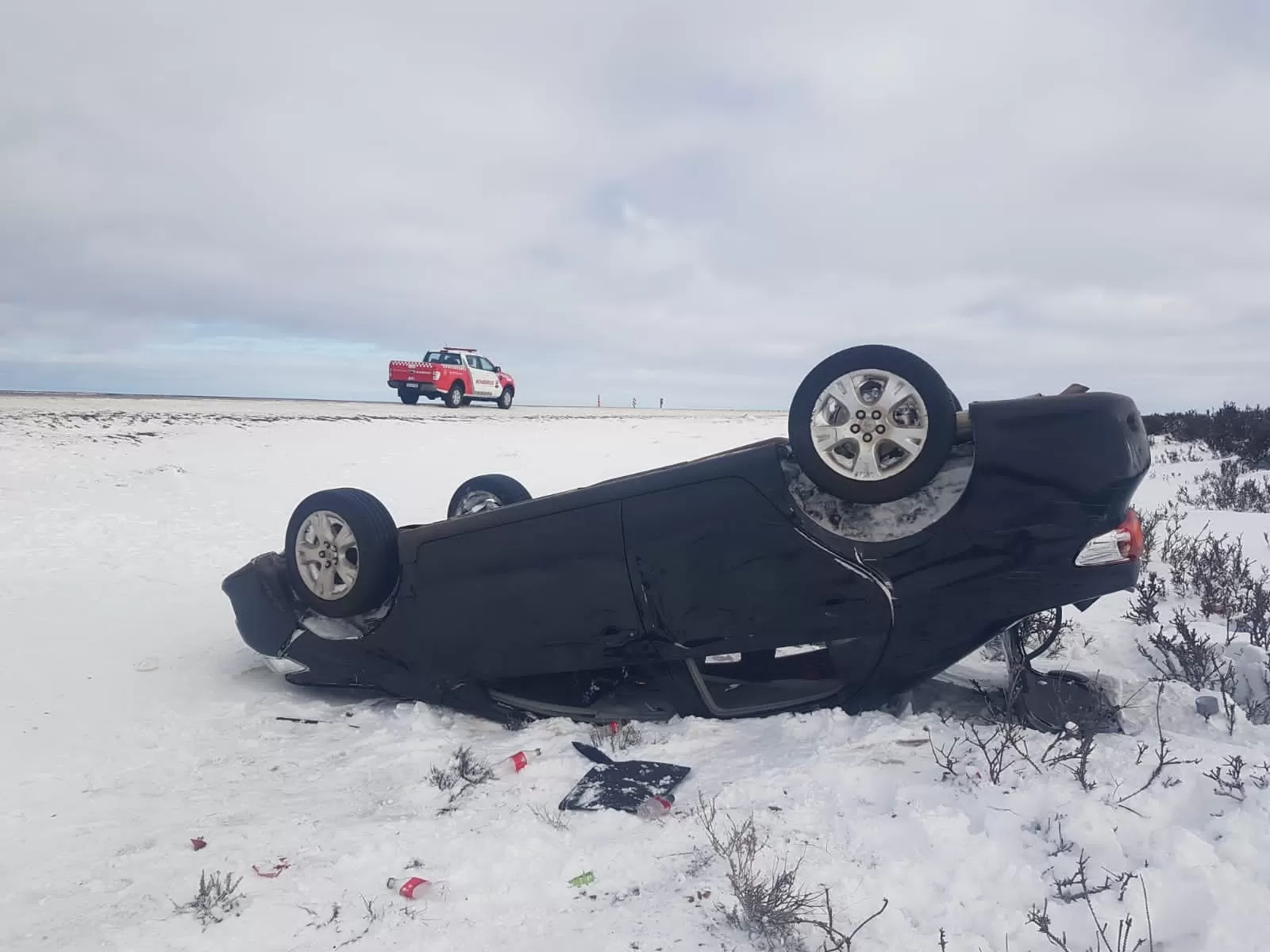 Perdieron el control del auto por la escarcha y volcaron a la altura de Monte León