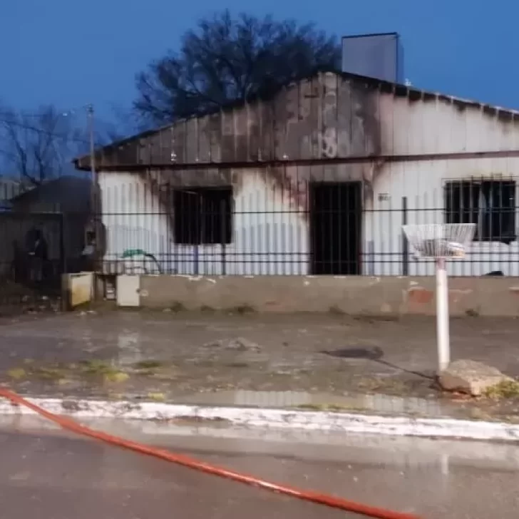 Video. Un voraz incendio se desató en una vivienda de Las Heras