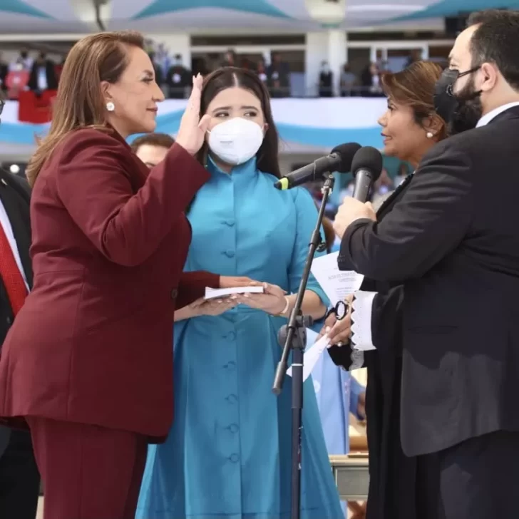 Xiomara Castro asumió como la primera presidenta de Honduras: “El país debe saber dónde están los 20 millones de dólares que sacaron en préstamos” Xiomara Castro asumió como la primera presidenta de Honduras: “El país debe saber dónde están los 20 millones de dólares que sacaron en préstamos”