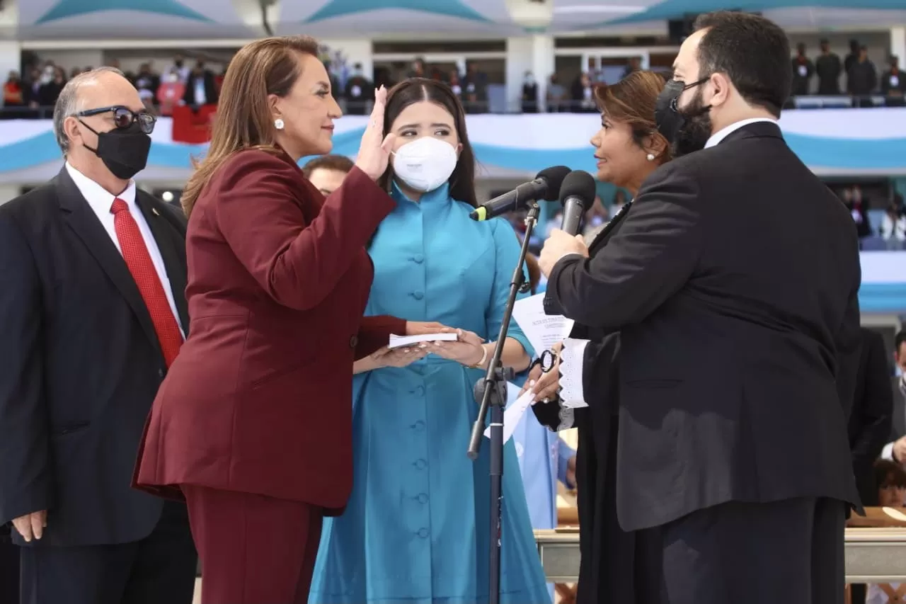 Xiomara Castro asumió como la primera presidenta de Honduras: “El país debe saber dónde están los 20 millones de dólares que sacaron en préstamos” Xiomara Castro asumió como la primera presidenta de Honduras: “El país debe saber dónde están los 20 millones de dólares que sacaron en préstamos”