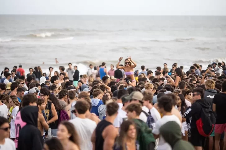 Mar del Plata: Playas repletas de jóvenes sin barbijos ni distancia social
