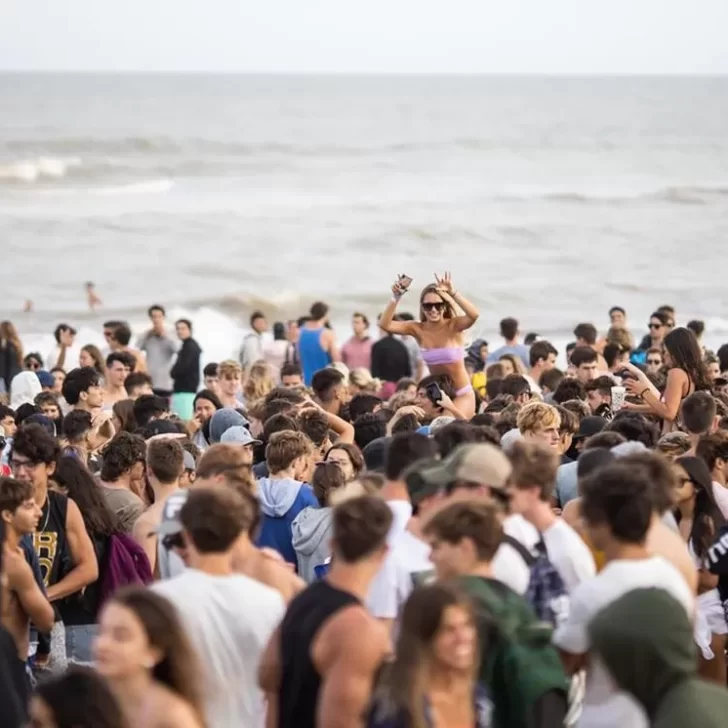 Mar del Plata: Playas repletas de jóvenes sin barbijos ni distancia social