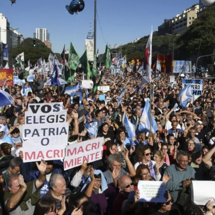 Una multitud se movilizó contra el FMI