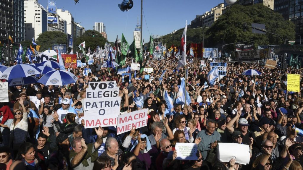 Una multitud se movilizó contra el FMI