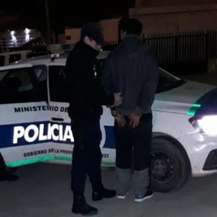 Discutió con su hermano y le cortó las manos con un cuchillo Discutió con su hermano y le cortó las manos con un cuchillo