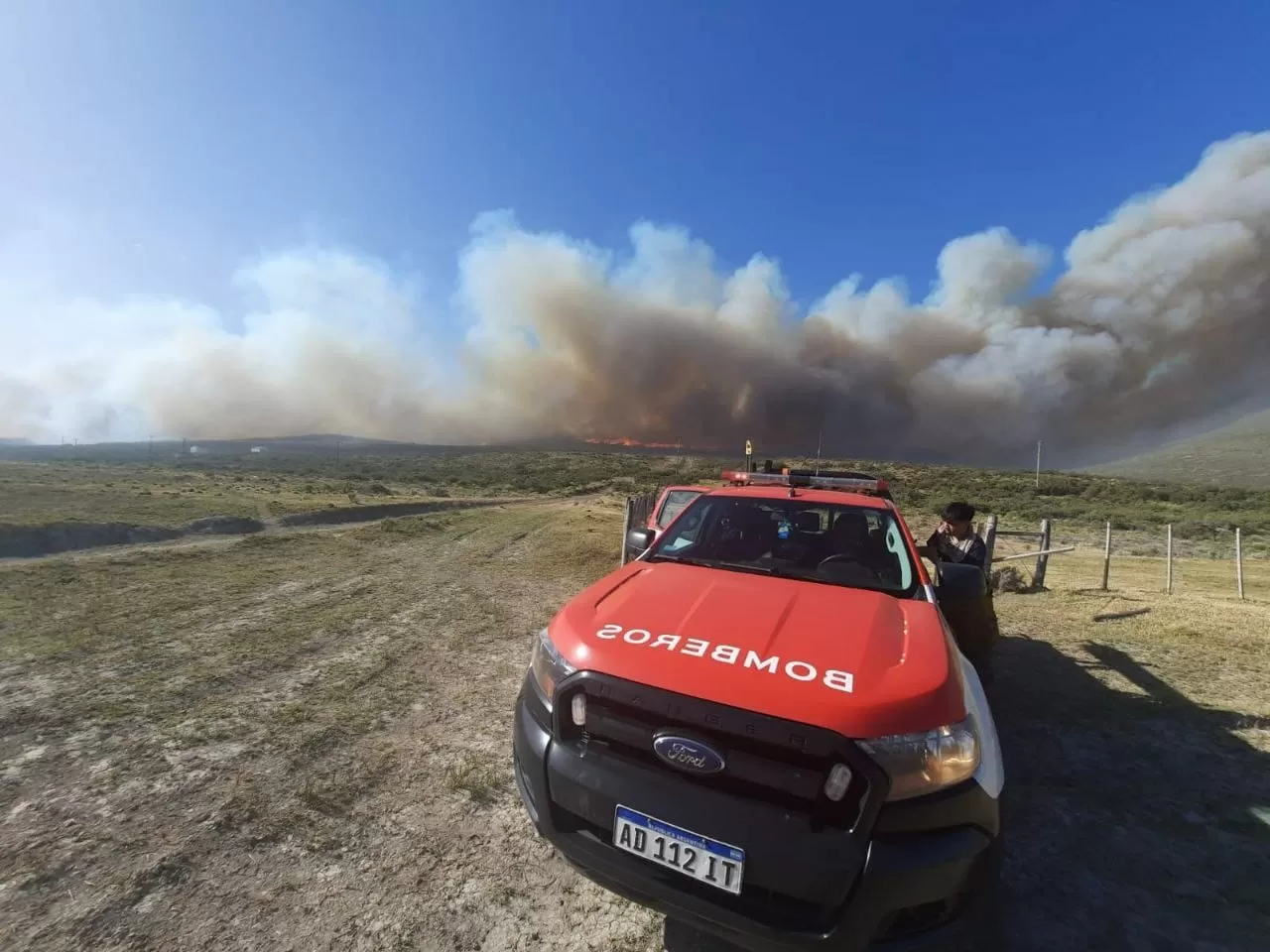 Video. Bomberos y ambulancias acudieron a un incendio de pastizales en zona rural