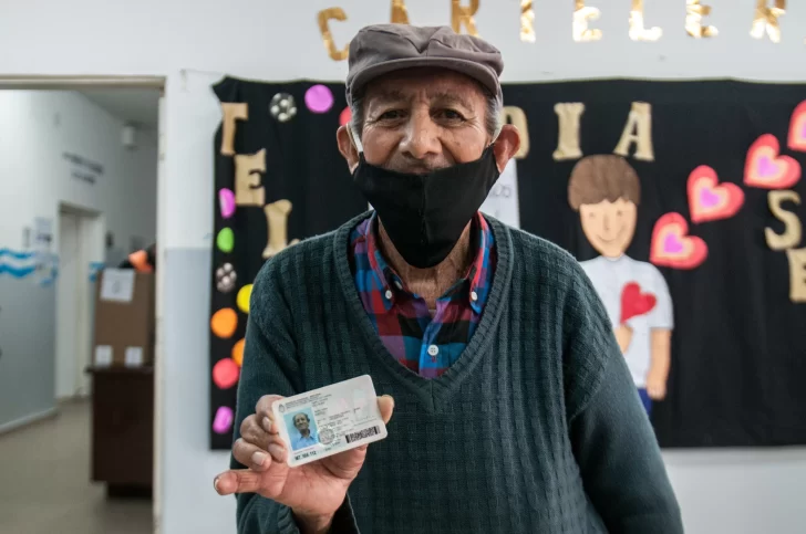 Elecciones 2021. Don Electo, el vecino de 88 años que votó y dio lecciones de ciudadanía: “Mientras pueda, voy a seguir viniendo”