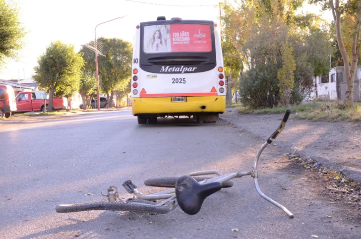 Ciclista embestido por un colectivo
