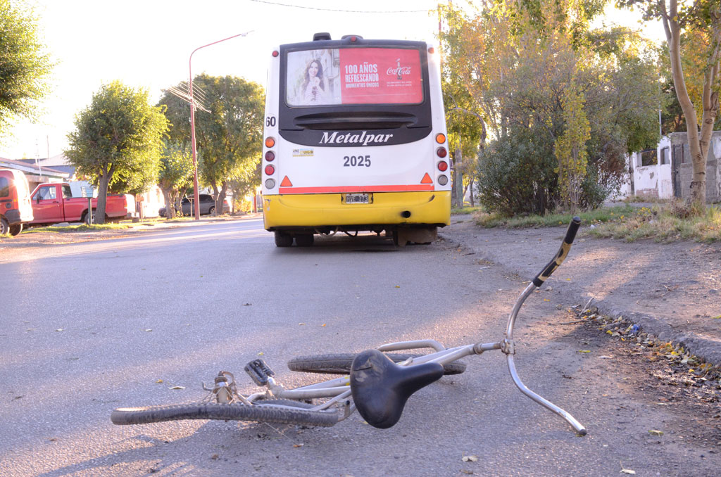 Ciclista embestido por un colectivo