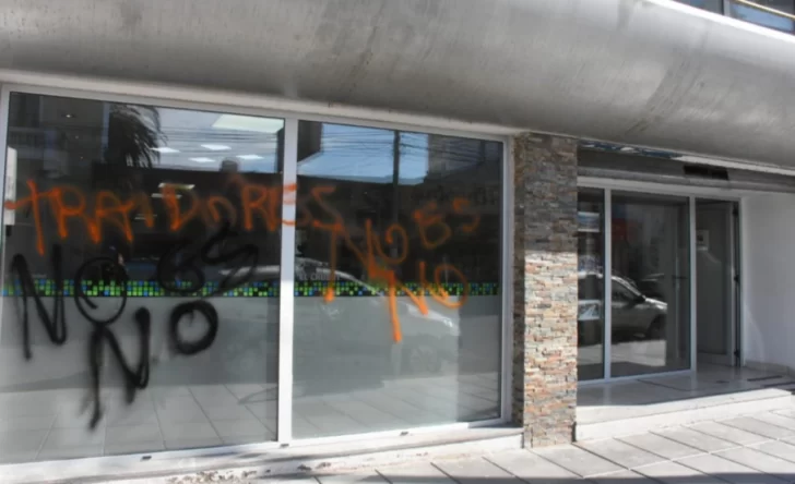 Otra vez, antimineros atacaron el edificio del diario El Chubut