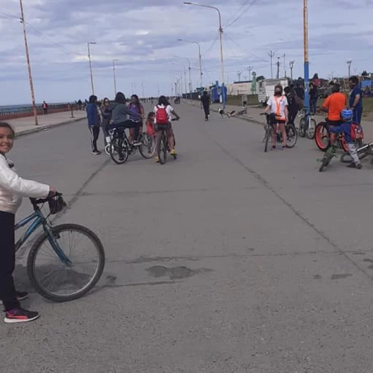 Niños y adultos disfrutaron del domingo soleado con una bicicleteada en la costanera Niños y adultos disfrutaron del domingo soleado con una bicicleteada en la costanera