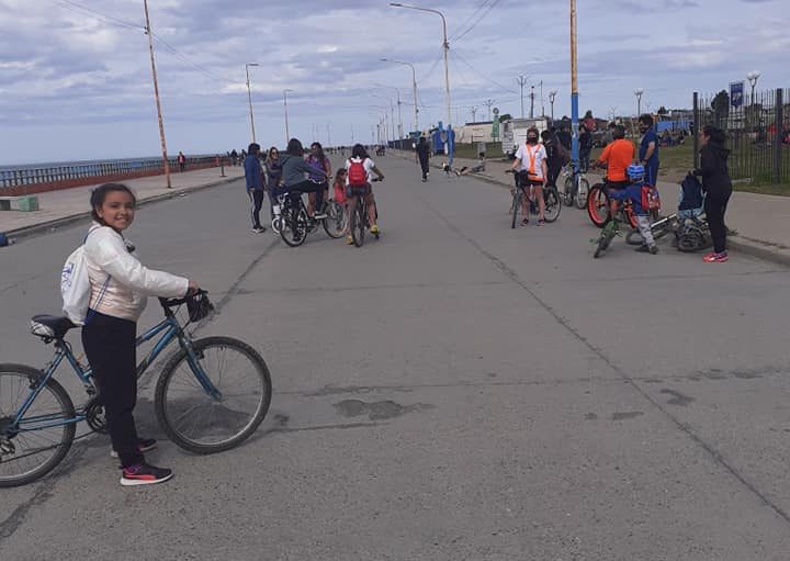 Niños y adultos disfrutaron del domingo soleado con una bicicleteada en la costanera