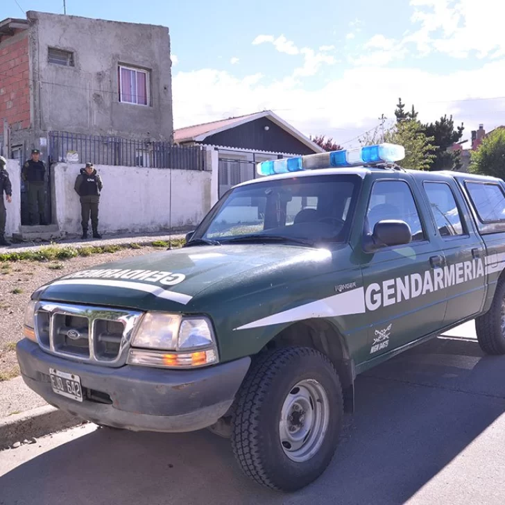 En allanamiento por mercadería ilegal encontraron droga