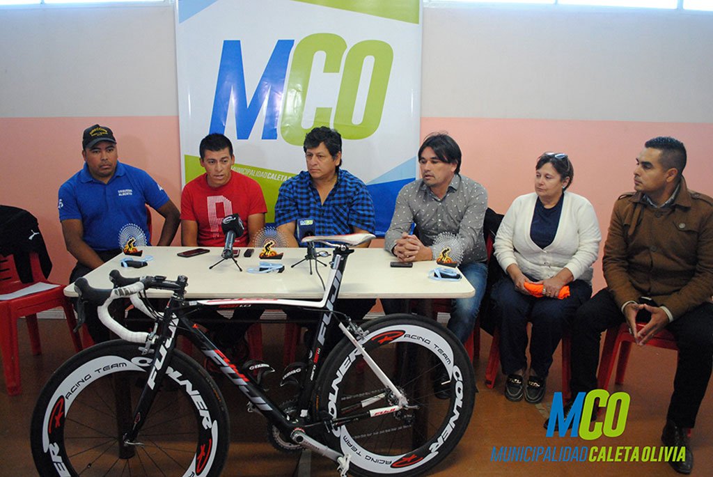 Los ciclistas corren la  carrera “Antonio Straub”