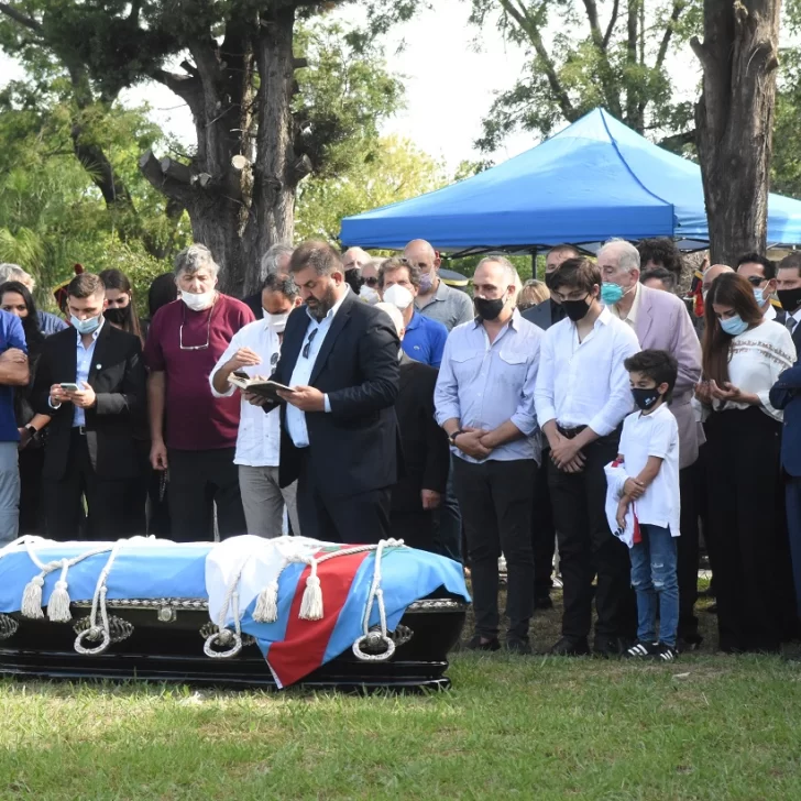 Fotogalería. Pétalos de rosas, lágrimas y una canción final para Carlos Saúl Menem: “A mi manera”