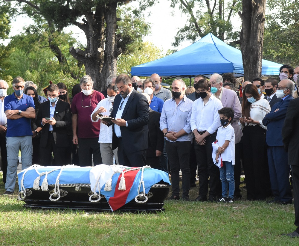 Fotogalería. Pétalos de rosas, lágrimas y una canción final para Carlos Saúl Menem: “A mi manera”