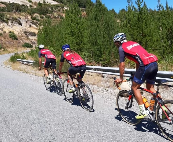 Tres ciclistas argentinos que recorren la ruta 40 ya están en Santa Cruz