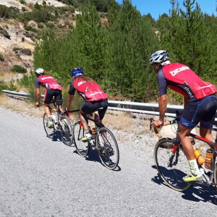 Tres ciclistas argentinos que recorren la ruta 40 ya están en Santa Cruz