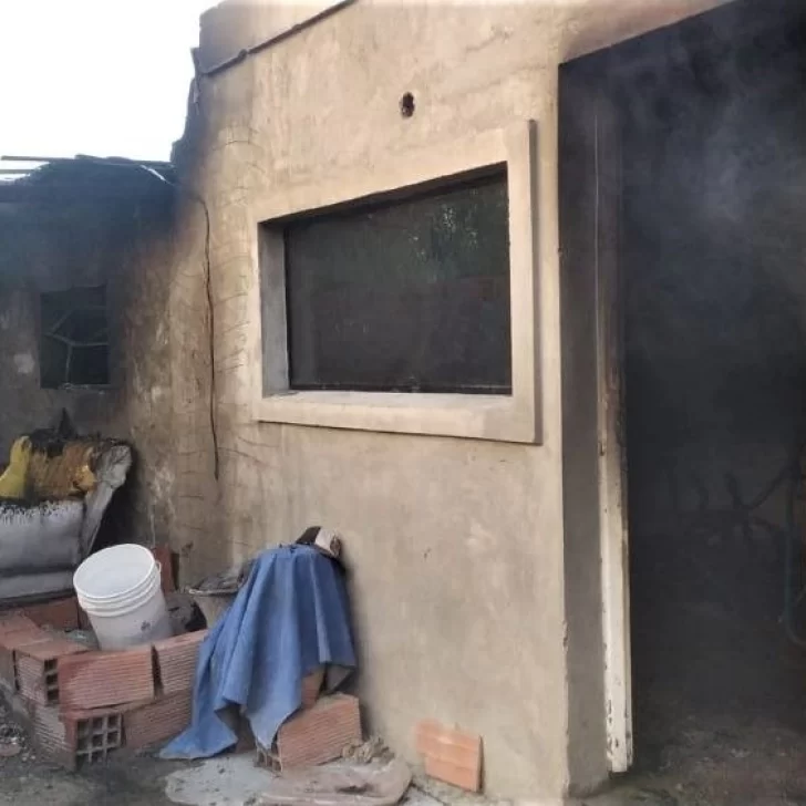 Fue apuñalado seis veces y le incendiaron la casa con él adentro: se salvó de milagro