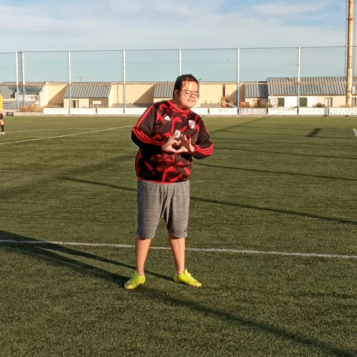 La historia de Mauricio Morales, el futbolista de Santa Cruz que nació con una mal formación de huesos