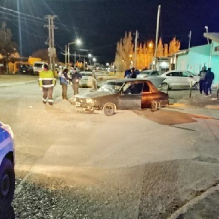 Una joven al hospital tras violento choque en la calle Batalla Puerto Argentino: está fuera de peligro