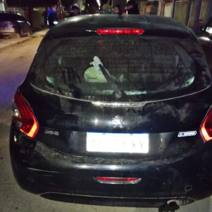 Ebrio se quedó dormido en el auto con luces encendidas en el barrio 240 Viviendas y se lo secuestraron