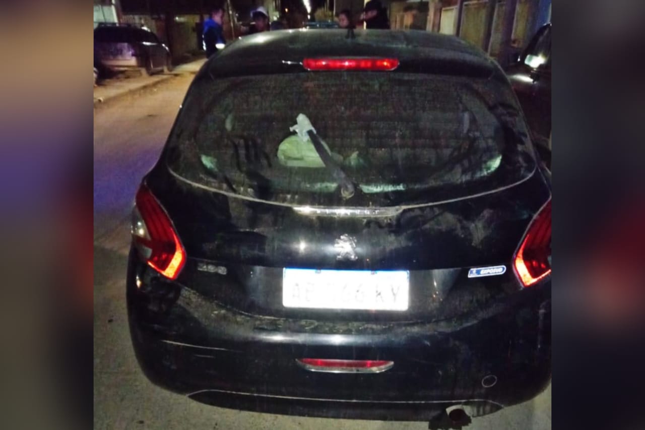 Ebrio se quedó dormido en el auto con luces encendidas en el barrio 240 Viviendas y se lo secuestraron